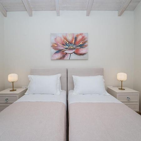 Vincenzo Suites นีดรี ภายนอก รูปภาพ