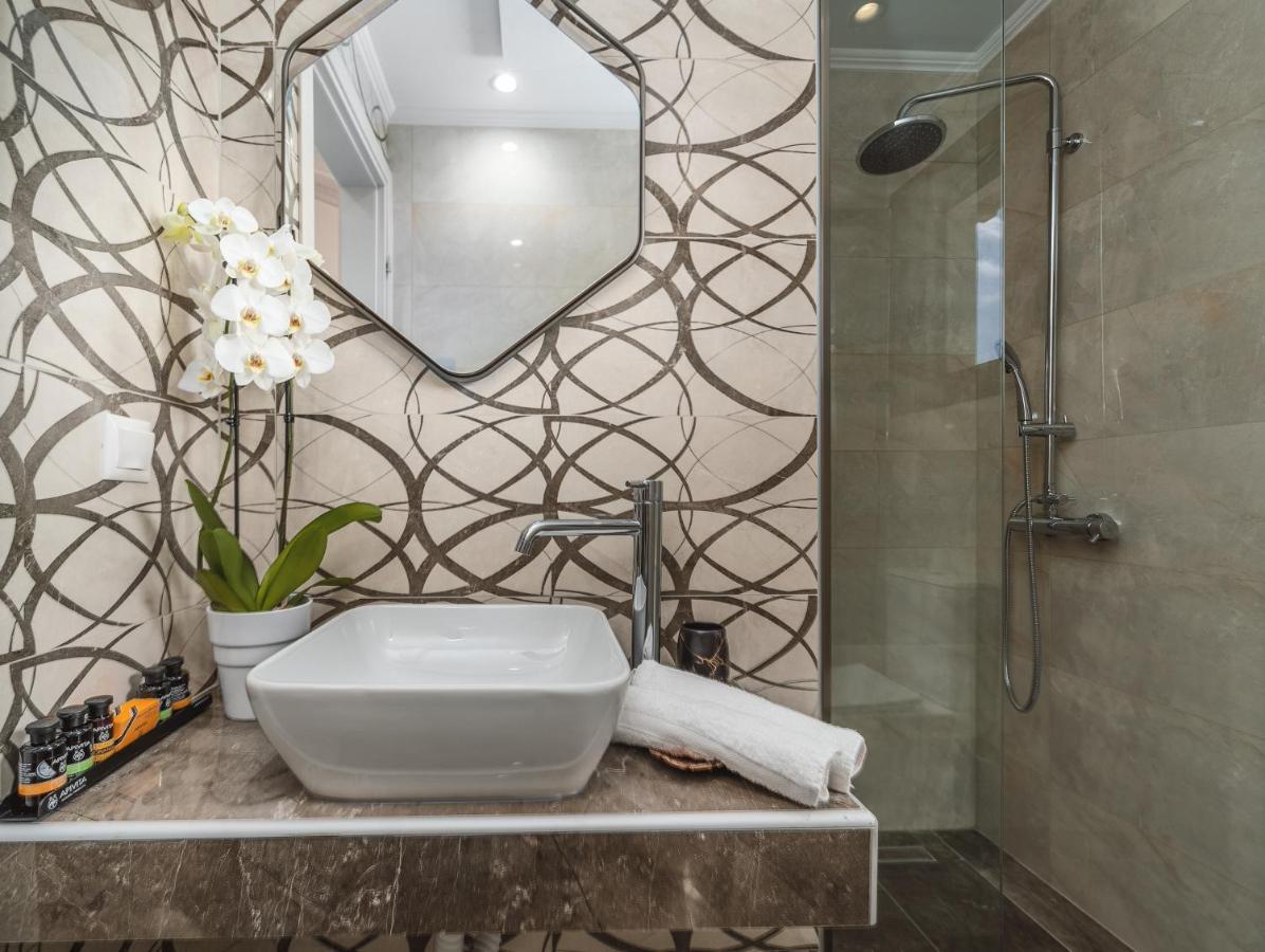 Vincenzo Suites นีดรี ภายนอก รูปภาพ