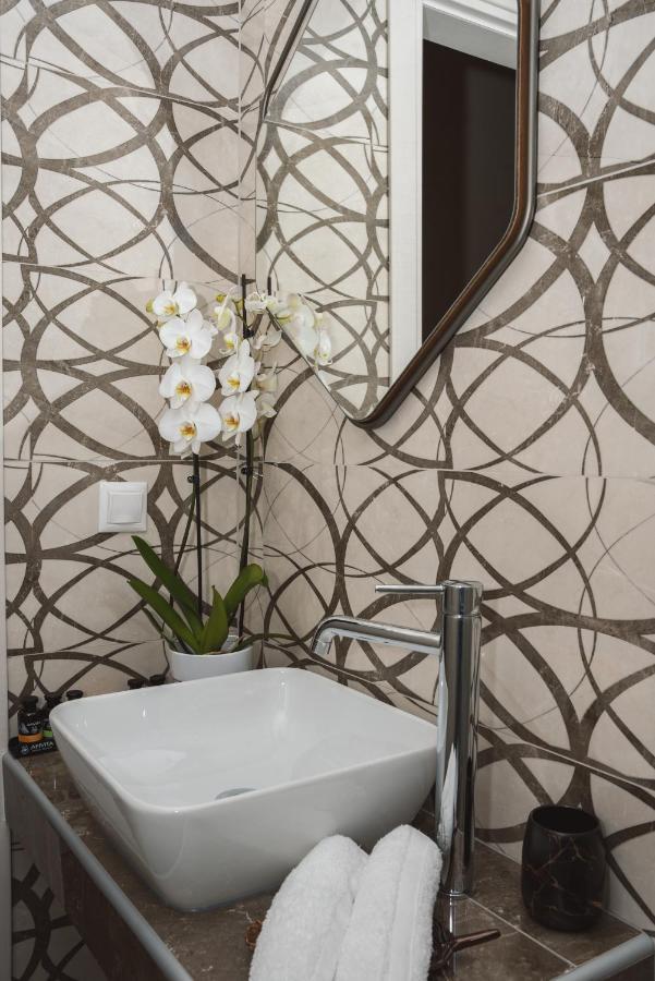Vincenzo Suites นีดรี ภายนอก รูปภาพ